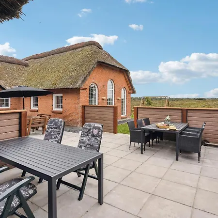 Dom wakacyjny Lovely In With Sauna